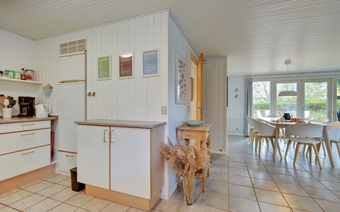 Alrich - 500M from the Sea: Gulvbelægning, Indretning, Træ, Etage, Loft, Møbel, Køkken, Countertop, Værelse, Trægulve