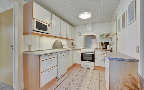 Alrich - 500M from the Sea: Gulvbelægning, Træ, Indretning, Etage, Loft, Cabinetry, Countertop, Hjem, Værelse, Køkken