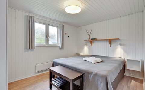 Alrich - 500M from the Sea: Seng, Indretning, Soveværelse, Væg, Gulvbelægning, Møbel, Træ, Loft, Etage, Sengetøj