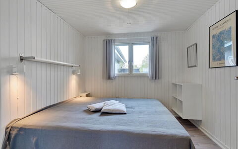 Alrich - 500M from the Sea: Træ, Etage, Gulvbelægning, Loft, Soveværelse, Indretning, Seng, Værelse, Sengetøj, Hårdttræ