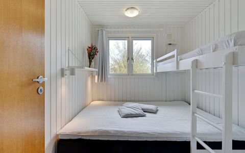 Alrich - 500M from the Sea: Væg, Træ, Indretning, Soveværelse, Gulvbelægning, Etage, Loft, Seng, Værelse, Sengetøj