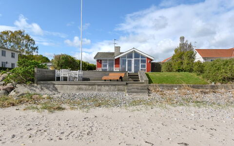 Keti - 5M from the Sea: Blå, Busk, Sommerhus, Bunddække, Have, Estate, Skygge, Landscaping, Stuehus, Eco Hotel