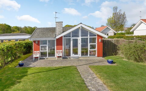 Keti - 5M from the Sea: Blå, Busk, Sommerhus, Bunddække, Have, Estate, Skygge, Landscaping, Stuehus, Eco Hotel