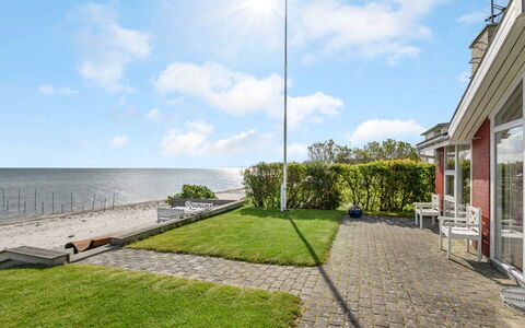 Keti - 5M from the Sea: Blå, Busk, Sommerhus, Bunddække, Have, Estate, Skygge, Landscaping, Stuehus, Eco Hotel