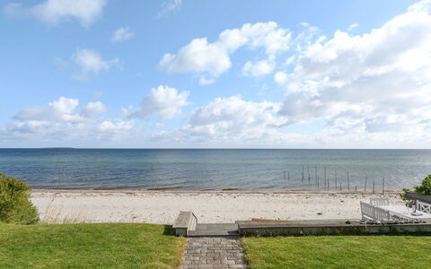 Keti - 5M from the Sea: Blå, Busk, Sommerhus, Bunddække, Have, Estate, Skygge, Landscaping, Stuehus, Eco Hotel