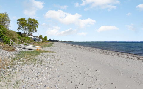 Keti - 5M from the Sea: Blå, Busk, Sommerhus, Bunddække, Have, Estate, Skygge, Landscaping, Stuehus, Eco Hotel