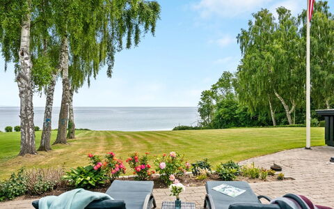 Erok - 100M from the Sea: Blå, Busk, Sommerhus, Bunddække, Have, Estate, Skygge, Landscaping, Stuehus, Eco Hotel