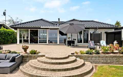 Erok - 100M from the Sea: Blå, Busk, Sommerhus, Bunddække, Have, Estate, Skygge, Landscaping, Stuehus, Eco Hotel