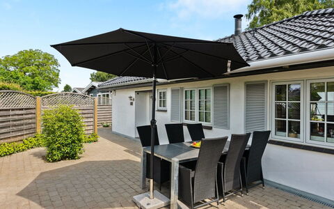 Erok - 100M from the Sea: Blå, Busk, Sommerhus, Bunddække, Have, Estate, Skygge, Landscaping, Stuehus, Eco Hotel