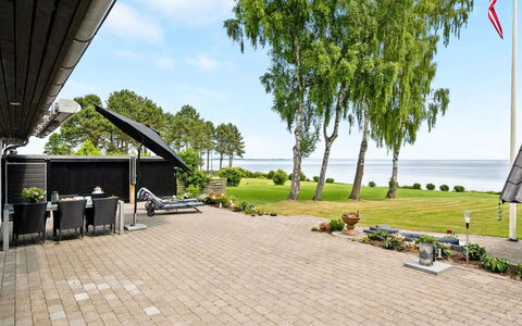 Erok - 100M from the Sea: Blå, Busk, Sommerhus, Bunddække, Have, Estate, Skygge, Landscaping, Stuehus, Eco Hotel