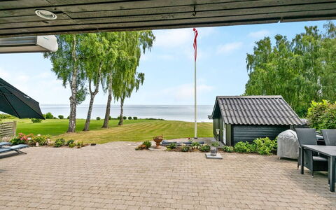 Erok - 100M from the Sea: Blå, Busk, Sommerhus, Bunddække, Have, Estate, Skygge, Landscaping, Stuehus, Eco Hotel