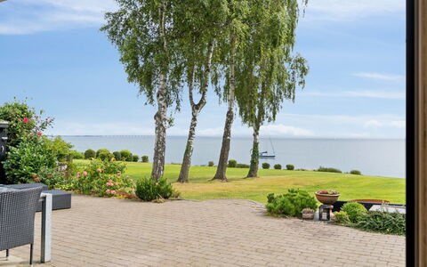 Erok - 100M from the Sea: Blå, Busk, Sommerhus, Bunddække, Have, Estate, Skygge, Landscaping, Stuehus, Eco Hotel