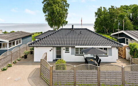 Erok - 100M from the Sea: Blå, Busk, Sommerhus, Bunddække, Have, Estate, Skygge, Landscaping, Stuehus, Eco Hotel