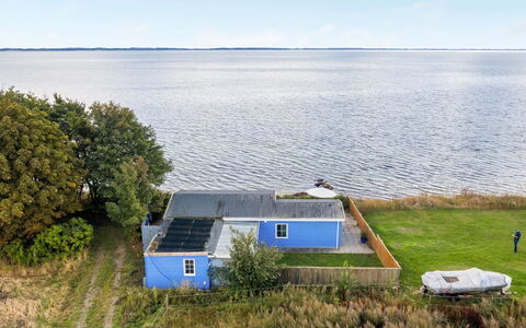 Tana - 5M from the Sea: Træ, Plantesamfund, Land Lot, Skygge, Naturmateriale, Garden Bygninger, Skur, Udendørs Struktur, Bjælkehytte
