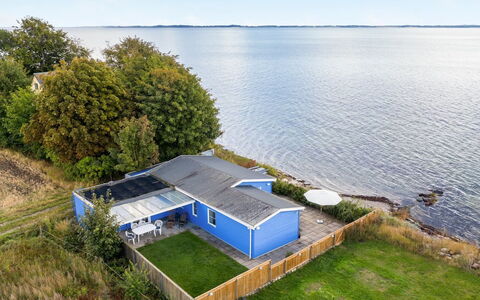 Tana - 5M from the Sea: Blå, Busk, Sommerhus, Bunddække, Have, Estate, Skygge, Landscaping, Stuehus, Eco Hotel
