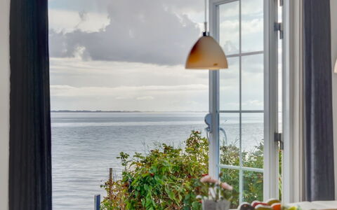 Tana - 5M from the Sea: Blå, Busk, Sommerhus, Bunddække, Have, Estate, Skygge, Landscaping, Stuehus, Eco Hotel