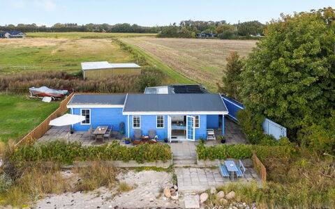 Tana - 5M from the Sea: Blå, Busk, Sommerhus, Bunddække, Have, Estate, Skygge, Landscaping, Stuehus, Eco Hotel