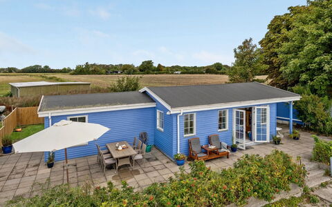 Tana - 5M from the Sea: Blå, Busk, Sommerhus, Bunddække, Have, Estate, Skygge, Landscaping, Stuehus, Eco Hotel