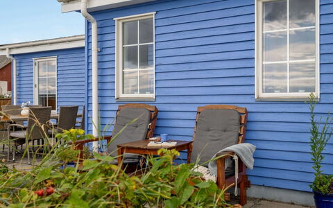 Tana - 5M from the Sea: Blå, Busk, Sommerhus, Bunddække, Have, Estate, Skygge, Landscaping, Stuehus, Eco Hotel