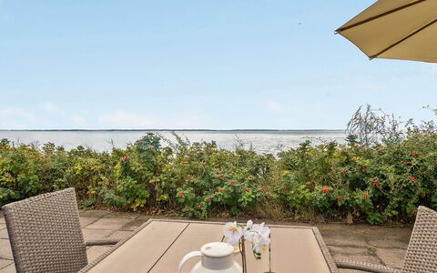 Tana - 5M from the Sea: Blå, Busk, Sommerhus, Bunddække, Have, Estate, Skygge, Landscaping, Stuehus, Eco Hotel
