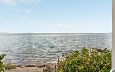 Tana - 5M from the Sea: Blå, Busk, Sommerhus, Bunddække, Have, Estate, Skygge, Landscaping, Stuehus, Eco Hotel