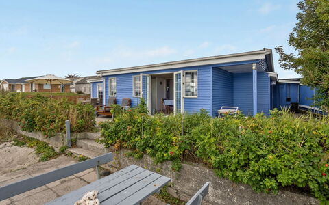 Tana - 5M from the Sea: Blå, Busk, Sommerhus, Bunddække, Have, Estate, Skygge, Landscaping, Stuehus, Eco Hotel