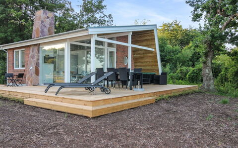 Sasser - 10M from the Sea: Blå, Busk, Sommerhus, Bunddække, Have, Estate, Skygge, Landscaping, Stuehus, Eco Hotel