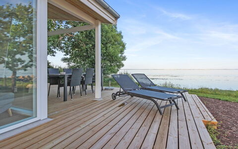 Sasser - 10M from the Sea: Blå, Busk, Sommerhus, Bunddække, Have, Estate, Skygge, Landscaping, Stuehus, Eco Hotel