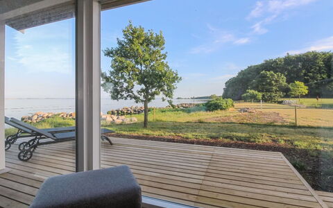 Sasser - 10M from the Sea: Blå, Busk, Sommerhus, Bunddække, Have, Estate, Skygge, Landscaping, Stuehus, Eco Hotel