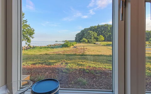 Sasser - 10M from the Sea: Blå, Busk, Sommerhus, Bunddække, Have, Estate, Skygge, Landscaping, Stuehus, Eco Hotel
