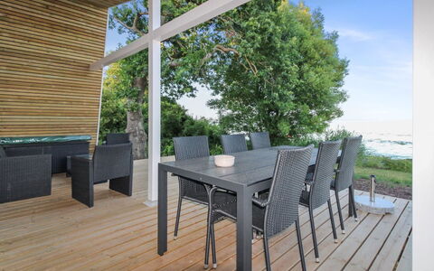 Sasser - 10M from the Sea: Blå, Busk, Sommerhus, Bunddække, Have, Estate, Skygge, Landscaping, Stuehus, Eco Hotel