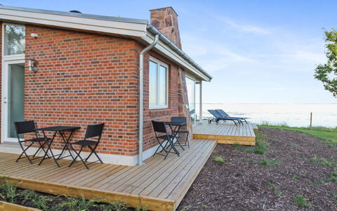 Sasser - 10M from the Sea: Blå, Busk, Sommerhus, Bunddække, Have, Estate, Skygge, Landscaping, Stuehus, Eco Hotel