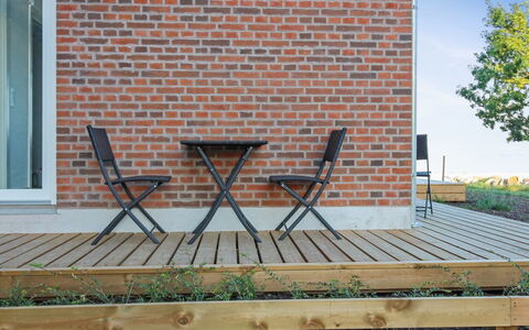 Sasser - 10M from the Sea: Blå, Busk, Sommerhus, Bunddække, Have, Estate, Skygge, Landscaping, Stuehus, Eco Hotel