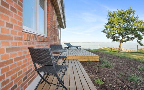 Sasser - 10M from the Sea: Blå, Busk, Sommerhus, Bunddække, Have, Estate, Skygge, Landscaping, Stuehus, Eco Hotel