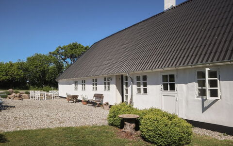 Harre - 300M from the Sea: Møbel, Indretning, Gulvbelægning, Træ, Etage, Loft, Trægulve, Stol, Bord, Belysning