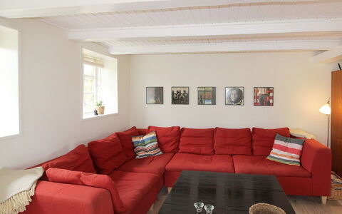 Harre - 300M from the Sea: Møbel, Couch, Indretning, Gulvbelægning, Etage, Væg, Træ, Stue, Loft, Værelse