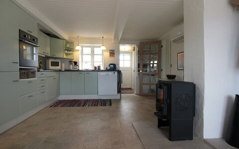 Harre - 300M from the Sea: Gulvbelægning, Køkken, Etage, Cabinetry, Indretning, Møbel, Køkken Apparat, Træ, Countertop, Loft