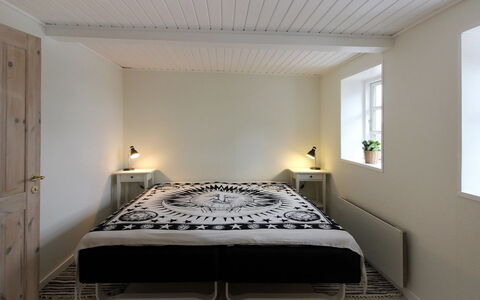 Harre - 300M from the Sea: Seng, Indretning, Soveværelse, Møbel, Etage, Væg, Gulvbelægning, Træ, Sengetøj, Loft
