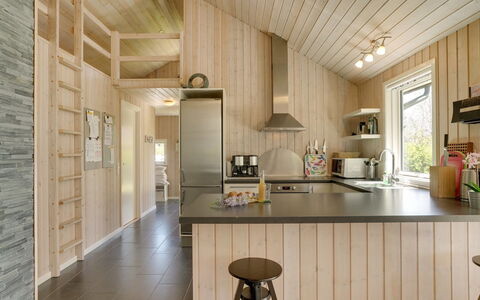 Maira - 150M from the Sea: Køkken, Indretning, Gulvbelægning, Countertop, Træ, Loft, Lysarmatur, Møbel, Køkken Apparat, Etage