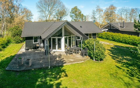 Maira - 150M from the Sea: Græs, Busk, Hus, Have, Hjem, Sommerhus, Land Lot, Lawn, Bunddække