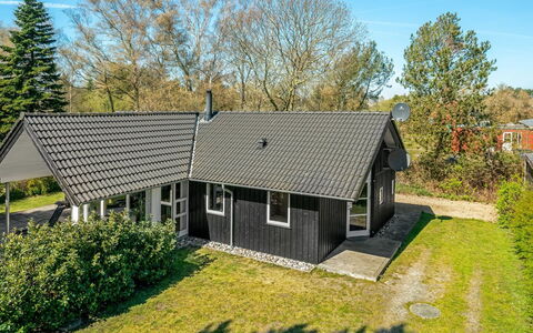 Maira - 150M from the Sea: Græs, Busk, Hus, Have, Hjem, Sommerhus, Land Lot, Lawn, Bunddække