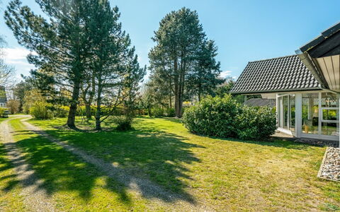 Maira - 150M from the Sea: Græs, Busk, Hus, Have, Hjem, Sommerhus, Land Lot, Lawn, Bunddække