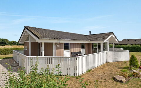 Stefanka - 600M from the Sea: Tag, Hus, Hjem, Sommerhus, Dør, Sidespor, Dæk, Veranda, Planke, Hårdttræ