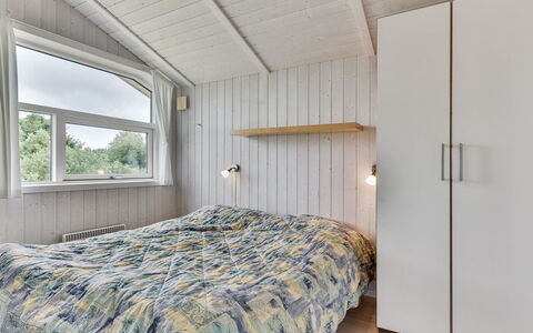 Sisko - 600M from the Sea: Soveværelse, Træ, Seng, Sengetøj, Loft, Sengetøj, Indretning, Gulvbelægning, Sengetøj, Etage
