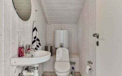Sisko - 600M from the Sea: Sanitærarmatur, Træ, Gulvbelægning, Etage, Badeværelse, Indretning, Håndvask, Toilet, Vvs, Toiletbræt