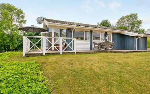 Sisko - 600M from the Sea: Hjem, Tag, Sommerhus, Veranda, Estate, Sidespor, Skygge, Garden Bygninger, Stuehus