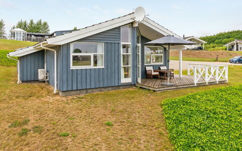 Sisko - 600M from the Sea: Hus, Sommerhus, Tag, Garden Bygninger, Skygge, Skur, Backyard, Udendørs Møbler, Gård, Lawn