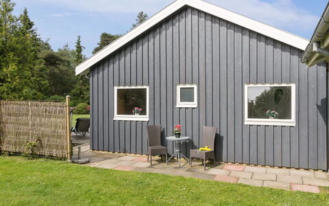 Locan - 1.2Km from the Sea: Træ, Sidespor, Sommerhus, Busk, Tag, Land Lot, Hjem, Garden Bygninger, Skur, Have