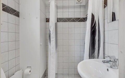 Felisa - 300M from the Sea: Etage, Gulvbelægning, Indretning, Sanitærarmatur, Badeværelse, Vvs, Værelse, Badeværelsesvask, Håndvask, Toilet