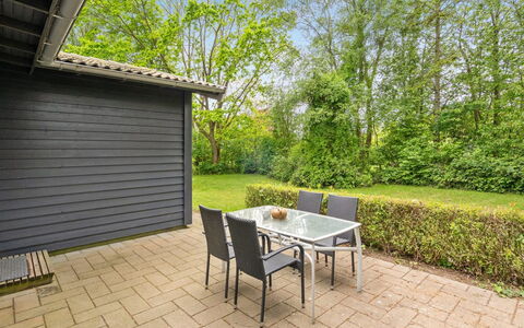 Felisa - 300M from the Sea: Have, Bunddække, Skygge, Landscaping, Backyard, Udendørs Møbler, Gård, Lawn, Sidespor, Garden Bygninger